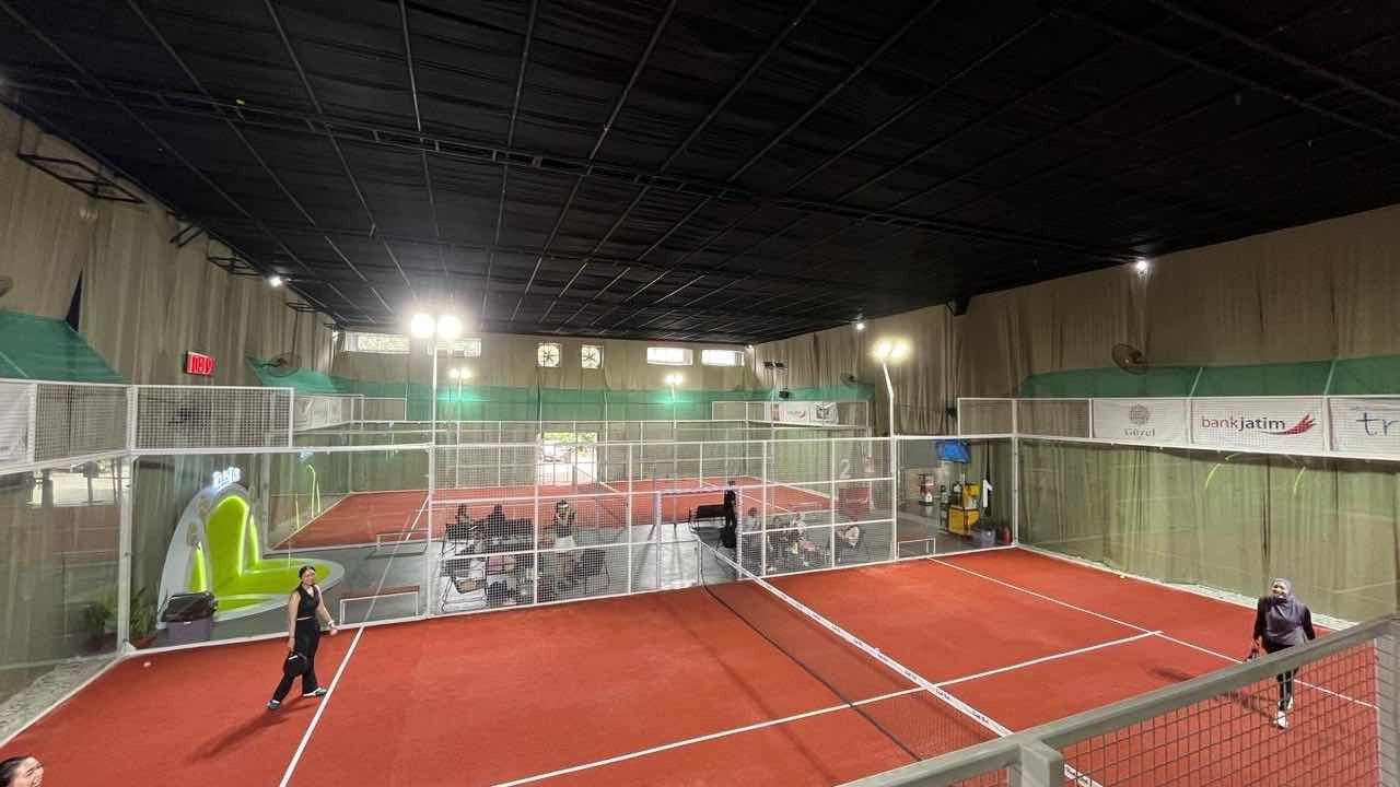 Area lapangan Padl Out dengan court coral